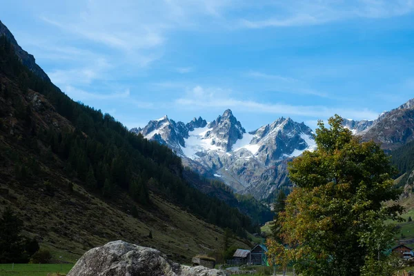 Paisaje otoñal en las montañas centrales suizas en una tarde soleada — Foto de Stock