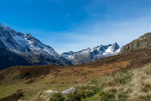 Paisaje otoñal en las montañas centrales suizas en una tarde soleada —  Fotos de Stock