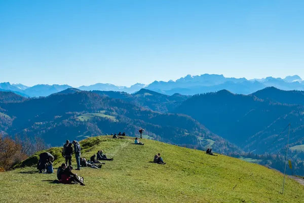 Cantone Zurich, Suiza - 24 de octubre de 2021: Los excursionistas descansan en la cima de Hoernli con una vista increíble. — Foto de Stock