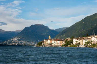 Brüksel, İsviçre - 6 Ekim 2021: Lago di Lugano 'da görülen köyün tarihi merkezi