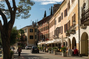 Morcote, İsviçre - 6 Ekim 2021: Tarihi binalar ve köyün merkezindeki cadde