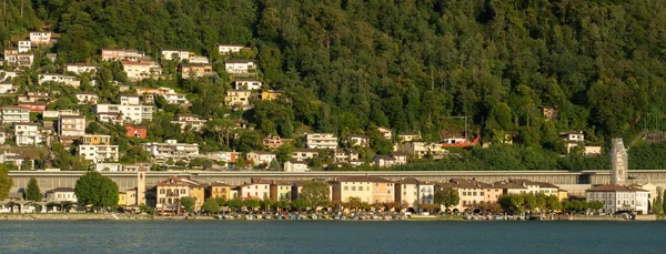 Bissone, Schweiz - 6. Oktober 2021: Der durch die Autobahn geteilte Dorfkern — Stockfoto