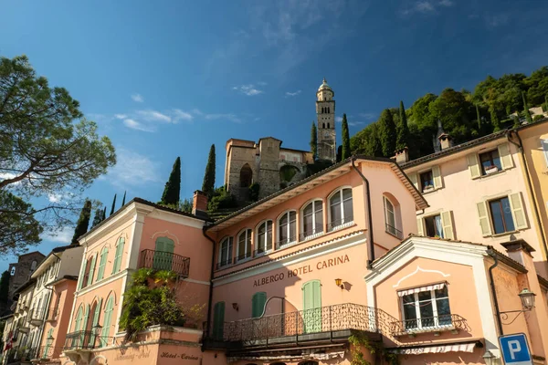 Morcote, İsviçre - 6 Ekim 2021: Köyün merkezindeki tarihi binalar ve kilise