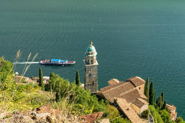 Morcote, Switzerland - October 6th 2021: View over the historic church to Lago di Lugano — Stock Photo, Image