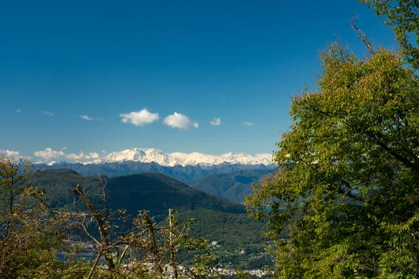 Lugano, Zwitserland - 6 oktober 2021: Uitzicht vanaf Monte San Salvatore op de indrukwekkende Monte Rosa. — Stockfoto