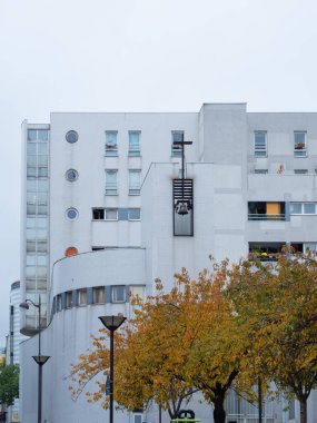 Paris, Fransa - 14 Kasım 2021: Belleville 'de bir kilisesi olan modern bir konut bloğu