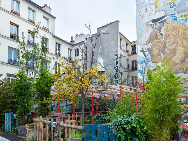Párizs, Franciaország - november 14th 2021: Városi zöld és festmények Place Frehel — Stock Fotó