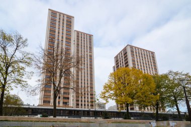 Paris, Fransa - 14 Kasım 2021: Çağdaş gökdelenler ve Place des Fetes 'te bir sıra ağaç