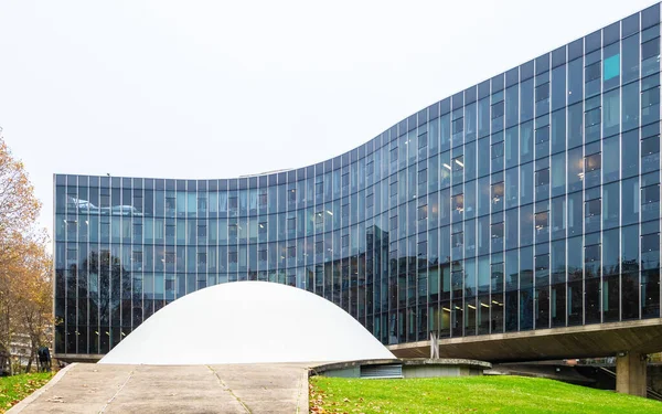 Paris, France - 15 novembre 2021 : Bâtiment moderne du célèbre architecte Oscar Niemeyer à la Place de Coloniel Fabien. — Photo