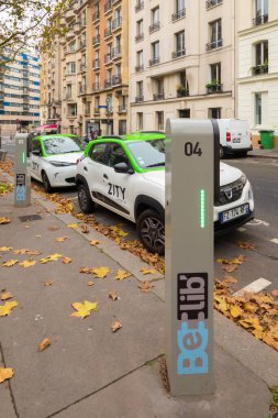 Paris, Fransa - 15 Kasım 2021: Bir kentsel mahallede elektrikli otomobillerin paylaşım noktası