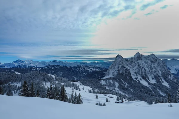İsviçre dağlarındaki güzel kış manzarası. Karla kaplı manzaranın panoramik görüntüsü.