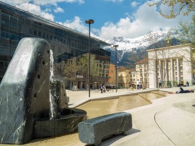 Innsbruck, Avusturya - 17 Nisan 2018: Tarihi şehir merkezinde ünlü sendika çeşmesi.