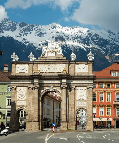 Innsbruck, Ausztria - Április 17. 2018: Kilátás a történelmi Triumphpforte alpesi csúcsok a háttérben. — Stock Fotó