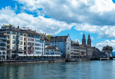Zürih, İsviçre - 23 Mayıs 2021: Limmat Nehri 'nin kıyısındaki tarihi kent merkezi.