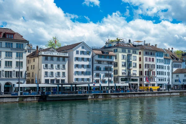 Zürich, Schweiz - 23 maj 2021: Historisk stadskärna vid vattnet i Limmat. — Stockfoto