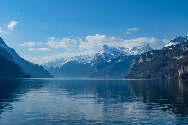 Lihat di atas danau Vierwaldstaettersee, Swiss, menuju salju menutupi pegunungan pada hari musim semi yang cerah — Stok Foto