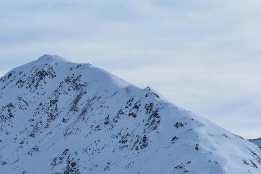 Alp zirvesi Tschimas da Tisch İsviçre 'nin Grisons kentindeki Darlux Dağı' ndan görüldü.