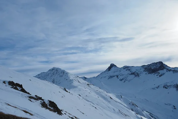 Winter in de Alpen: Uitzicht vanaf Alp Darlux in Graubünden, Zwitserland. — Stockfoto