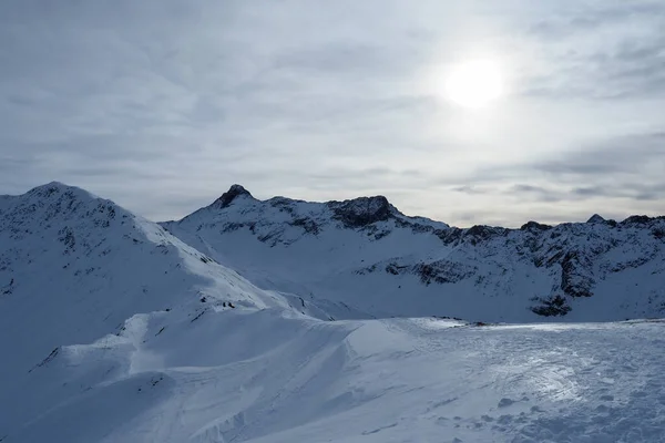 阿尔卑斯山中的冬天：从瑞士Grisons的Darlux山眺望. — 图库照片