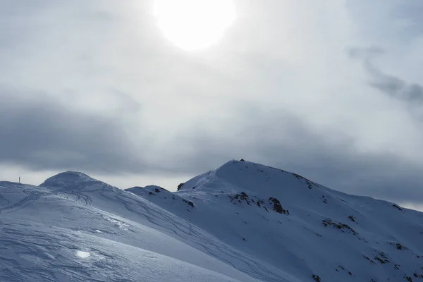 瑞士Grisons的Darlux山上打雪鞋 阳光明媚的冬日 雪地上覆盖着滑雪场 — 图库照片