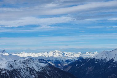 Darlux Dağı 'ndan panoramik manzara, İsviçre' nin Grisons kentindeki Berguen 'e yakın bir tepe. Kar, mavi gökyüzünün altındaki dağları kapladı.