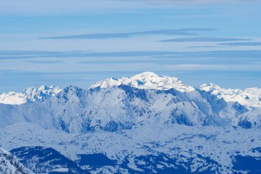 Darlux Dağı 'ndan panoramik manzara, İsviçre' nin Grisons kentindeki Berguen 'e yakın bir tepe. Kar, mavi gökyüzünün altındaki dağları kapladı.