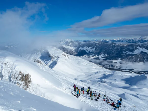一组滑雪者在瑞士亨斯特山顶稍作停顿 — 图库照片