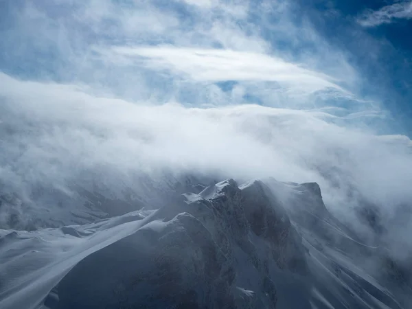 Krásná atmosféra na vrcholku Haengstu, Švýcarsko. — Stock fotografie