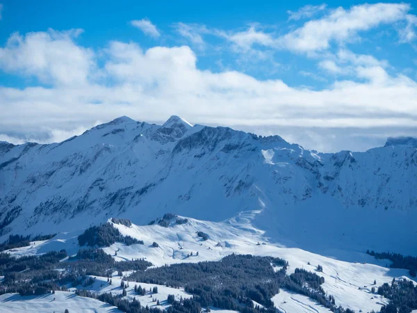 来自瑞士最受欢迎的高峰- -黑格尔斯的冬季全景 — 图库照片