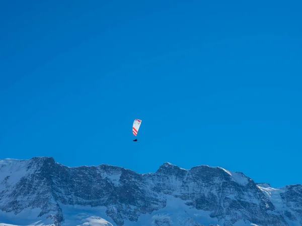 瑞士雪山山脊前的一种滑翔机 — 图库照片
