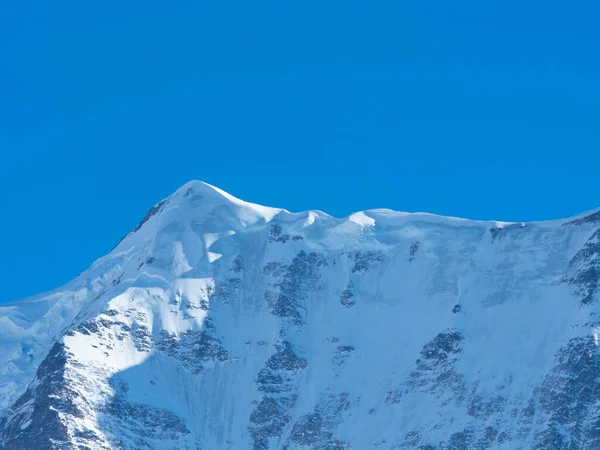 Pohled zblízka na severní ledovou stěnu a vrchol Gletscherhornu poblíž Muerrenu ve Švýcarsku — Stock fotografie