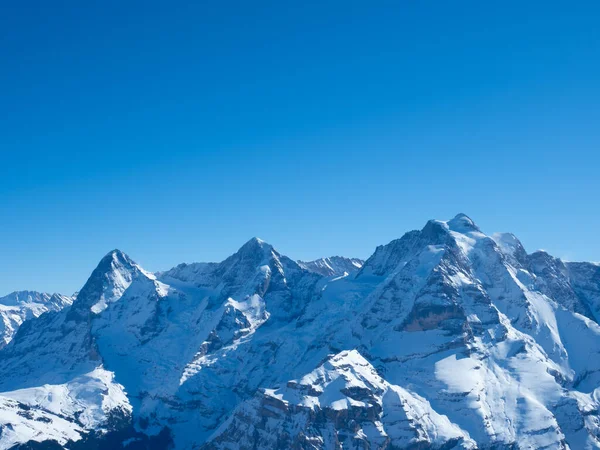 Zimní pohled z vrcholu Schilthorn, Švýcarsko, směrem k slavným horám Eiger, Moench, a Jungfrau — Stock fotografie
