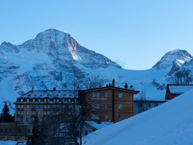 Muerren, İsviçre - 26 Şubat 2022: Breithorn 'a doğru ünlü tarihi Alp Sarayı oteline bakın