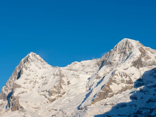 Uitzicht vanaf Muerren skiarena, Zwitserland, naar de beroemde bergen Eiger en Moench — Stockfoto