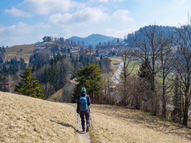 Sternenberg 'e doğru yürüyen bir yürüyüşçü, İsviçre' nin Cantone Zürih kentindeki tepeler arasında pitoresk bir köy.