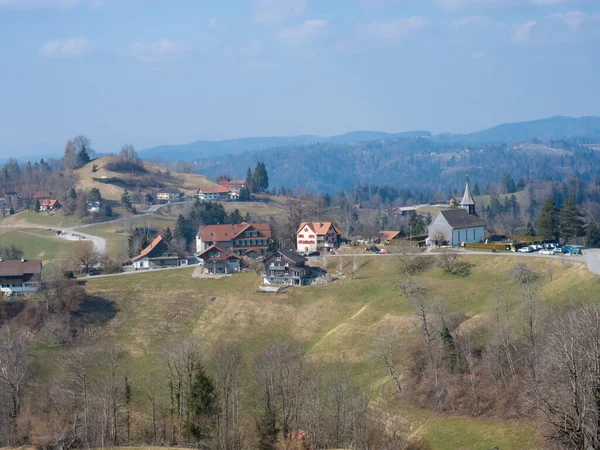 Pohled na Sternenberg, malebnou vesnici mezi kopci v Cantone Curychu, Švýcarsko — Stock fotografie
