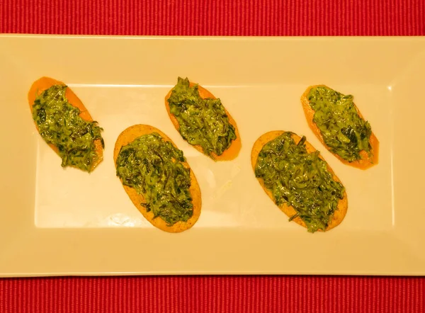 Um delicioso aperitivo: Creme de alho selvagem servido em biscoitos e cenouras — Fotografia de Stock
