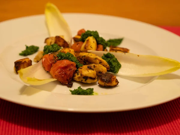 Vejetaryen ana yemeği: Izgara domatesli Topinambur, manouri peyniri ve maydanoz yağı, hindiba yapraklarıyla servis edilir..