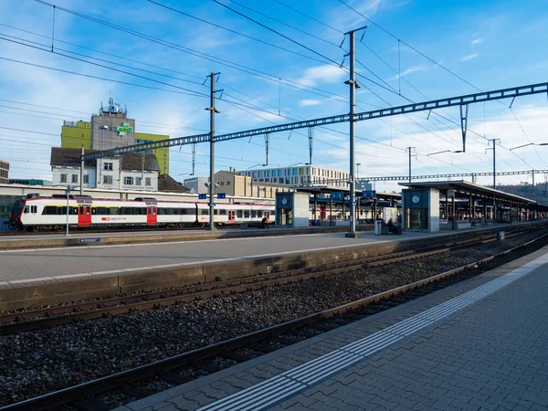 2022年3月13日-スイスのブルッグAG：近代的・工業的な建物に囲まれた鉄道駅 — ストック写真