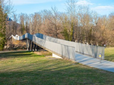 İsviçre, Aare nehri üzerindeki Brugg AG 'de modern yürüyüş ve bisiklet köprüsü.