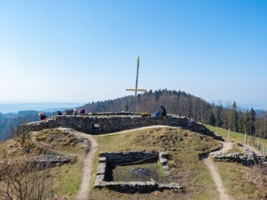 Schauenberg 'in tepesinden Zürih, İsviçre civarındaki tepelerdeki eski bir şatonun duvarlarına bakın.