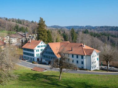 Girenbad, İsviçre - 20 Mart 2022: Zürih çevresindeki tepelerde bulunan tarihi otele bakın