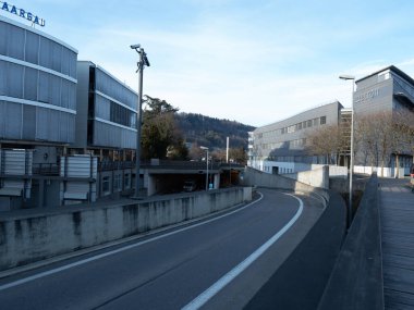 Brugg, İsviçre - 13 Mart 2022: Şehir merkezindeki karayolu altyapısı ve iş binaları.