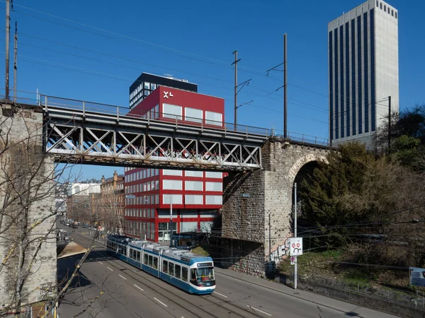 Zürih, İsviçre - 5 Mart 2022: Bir iş bölgesindeki tren köprüsünün altından geçiyor