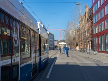 Zürih, İsviçre - 5 Mart 2022: Modern tramvay Flexity ile toplu taşıma durağı