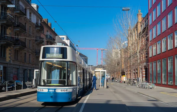 Zürih, İsviçre - 5 Mart 2022: Modern tramvay Flexity ile toplu taşıma durağı