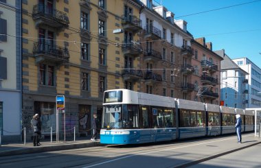 Zürih, İsviçre - 5 Mart 2022: Modern tramvay Flexity ile toplu taşıma durağı