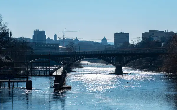 Zürih, İsviçre - 5 Mart 2022: Limmat Nehri üzerinden şehir merkezine doğru bakın.