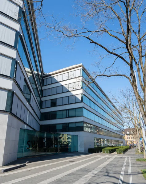 Zurch, İsviçre - 5 Mart 2022: Bir iş binasının modern mimarisi