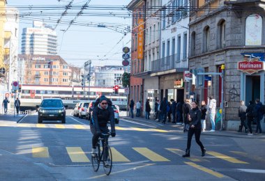 Zürih, İsviçre - 5 Mart 2022: Langstrasse 'de trafik durumu.